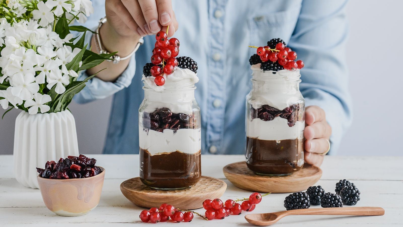 Parfait w słoiku, z suszoną żurawiną, kremem czekoladowym z awokado, śmietanką kokosową i owocami