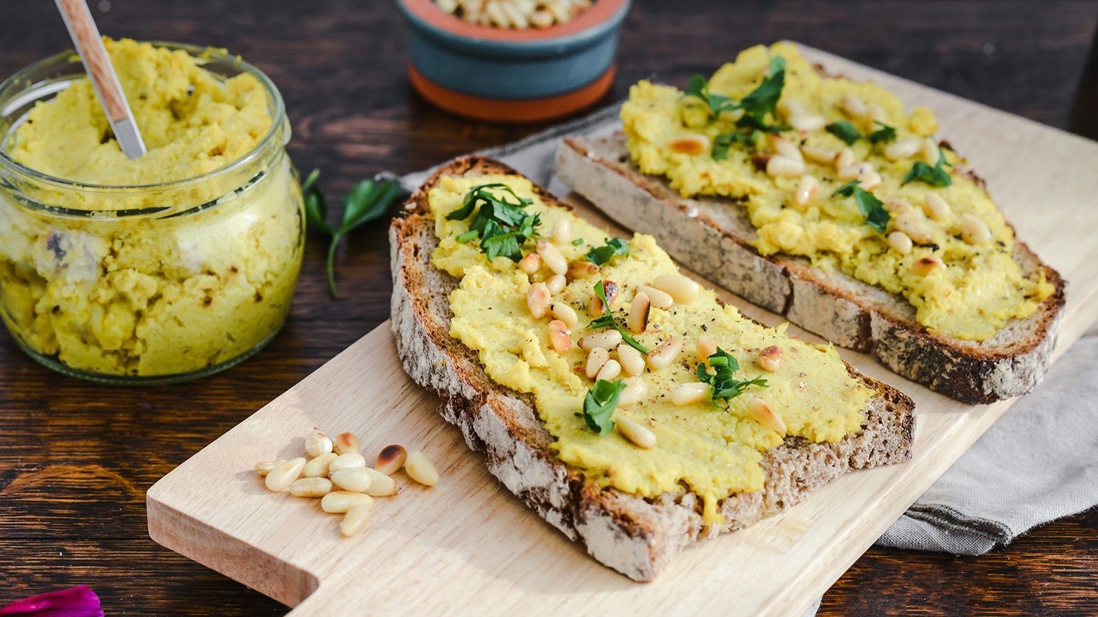 Pasta z pieczonego kalafiora na pełnoziarnistych grzankach