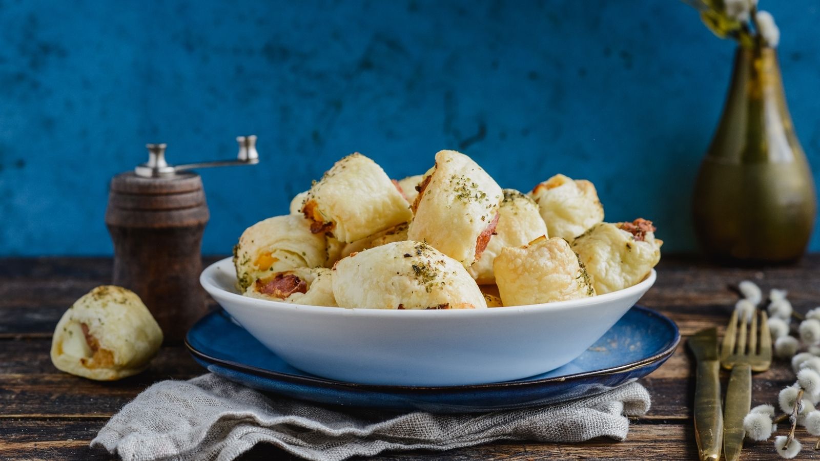 Paszteciki z ciasta francuskiego z białą kiełbasą i jajkiem