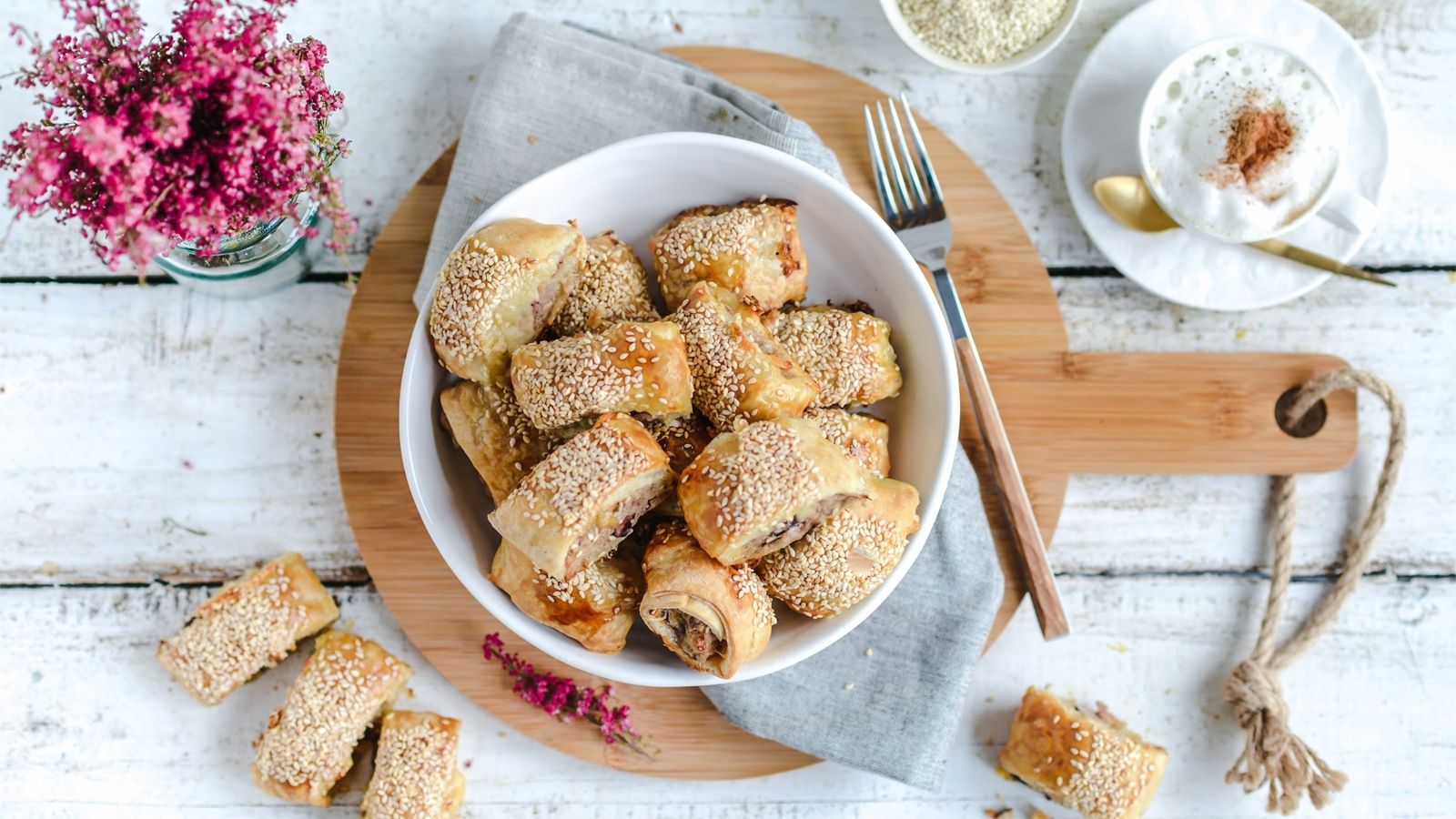 Paszteciki z ciasta francuskiego z łopatką, fasolką i serem