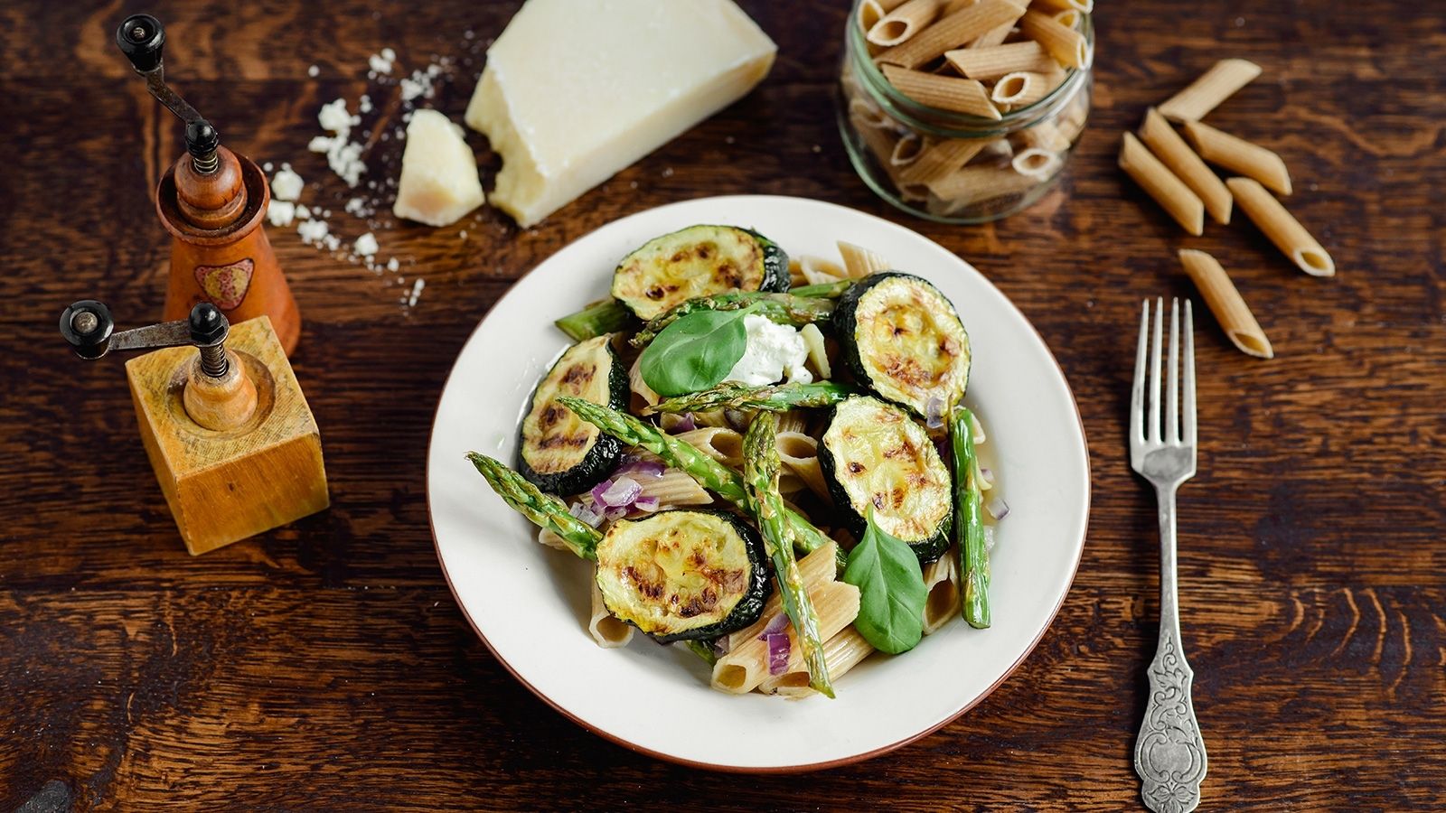 Penne razowe z grillowaną cukinią i szparagami