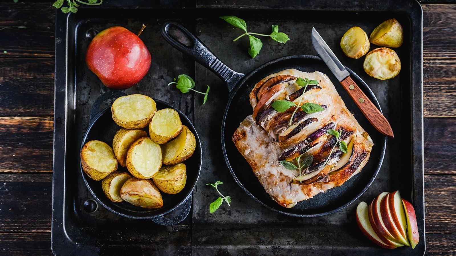 Pieczeń ze schabu z jabłkiem, cebulą i ziemniaczkami