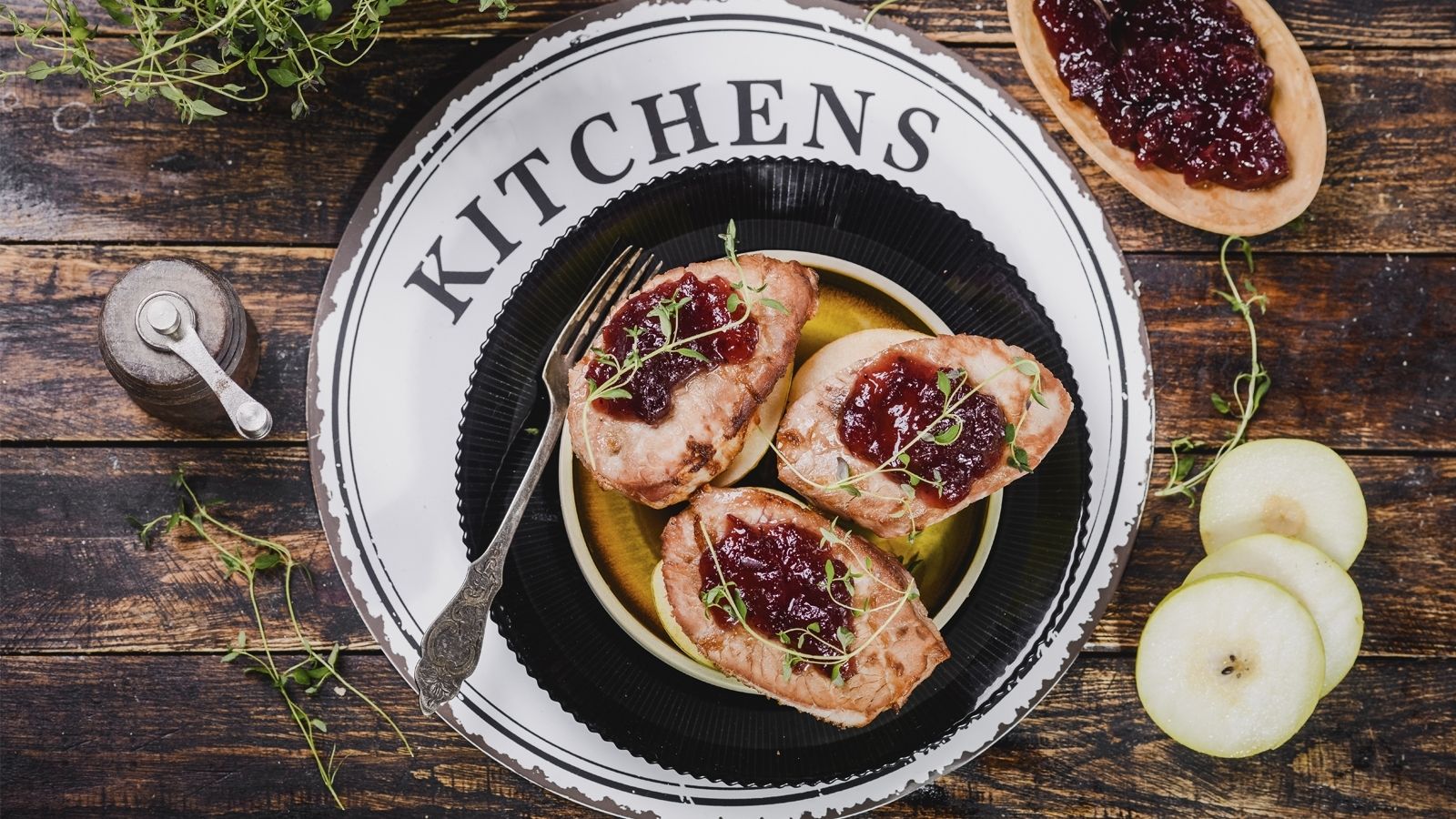 Pieczone gruszki z plasterkami schabu, żurawiną i tymiankiem