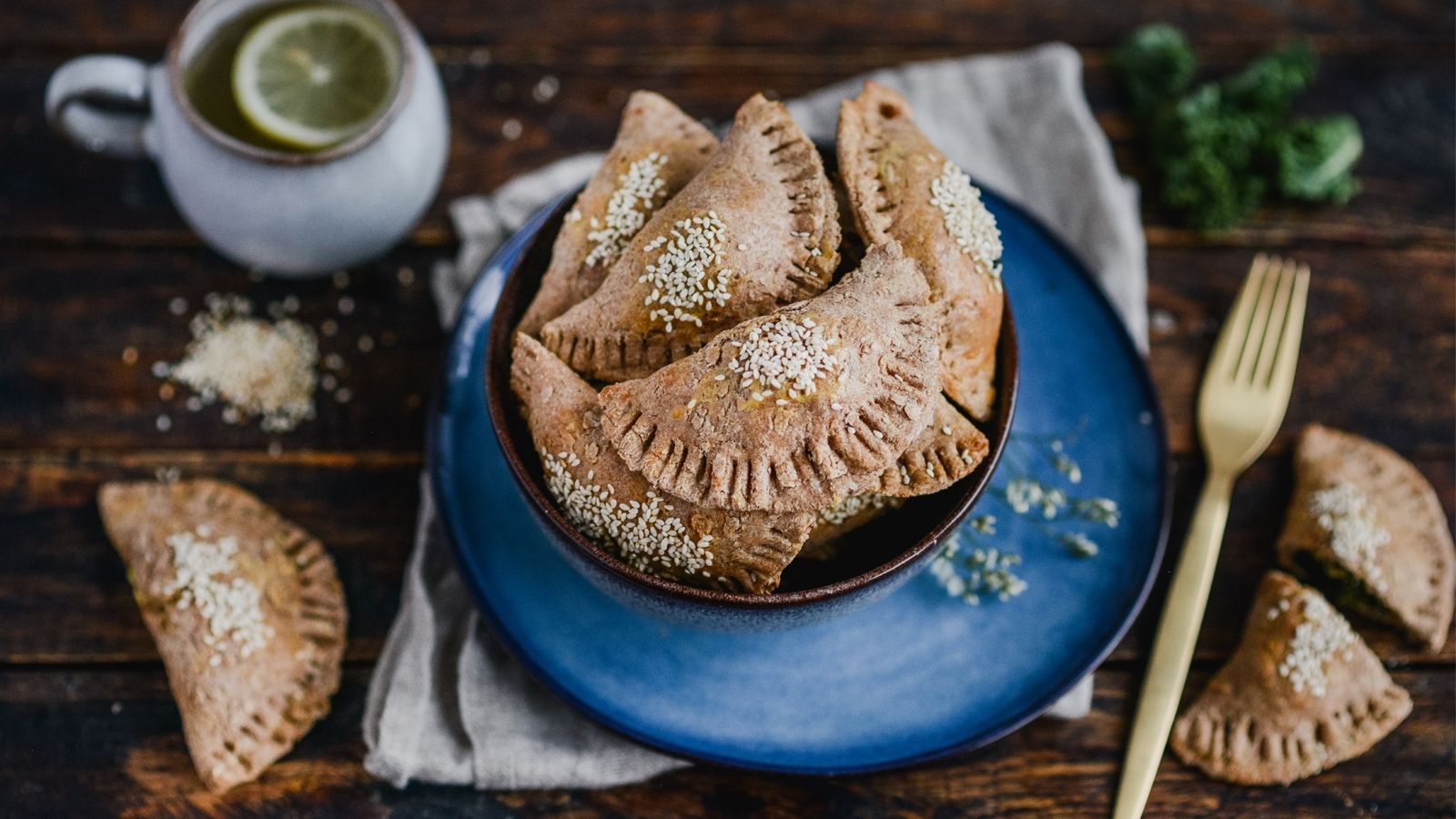 Pieczone pierożki z kurczakiem, jarmużem i żółtym serem