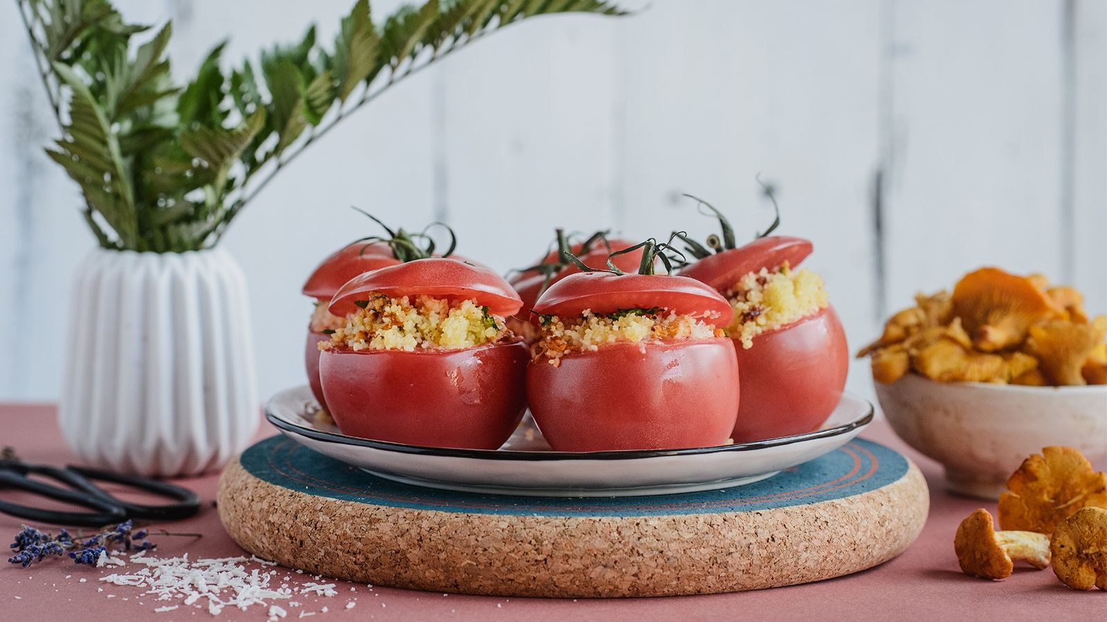 Pieczone pomidory faszerowane kurkami i pietruszką