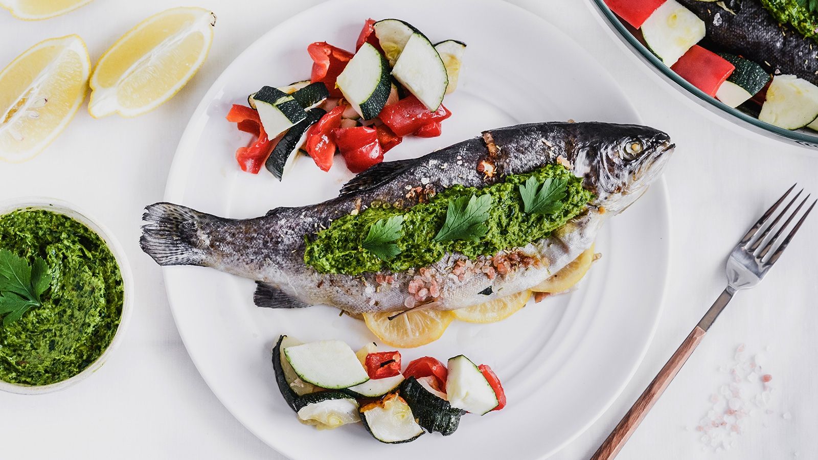 Pieczony pstrąg z cukinią w sosie pietruszkowym