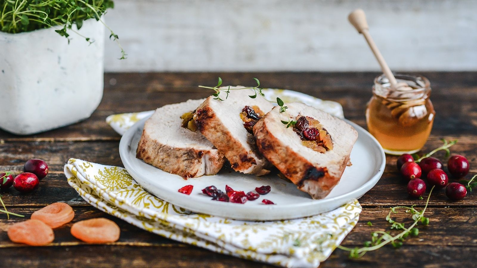 Pieczony schab nadziewany żurawiną i bakaliami