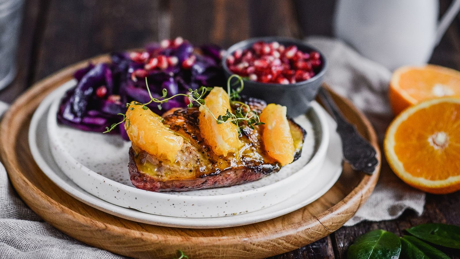 Pierś z gęsi w pomarańczach z kapustą i granatem