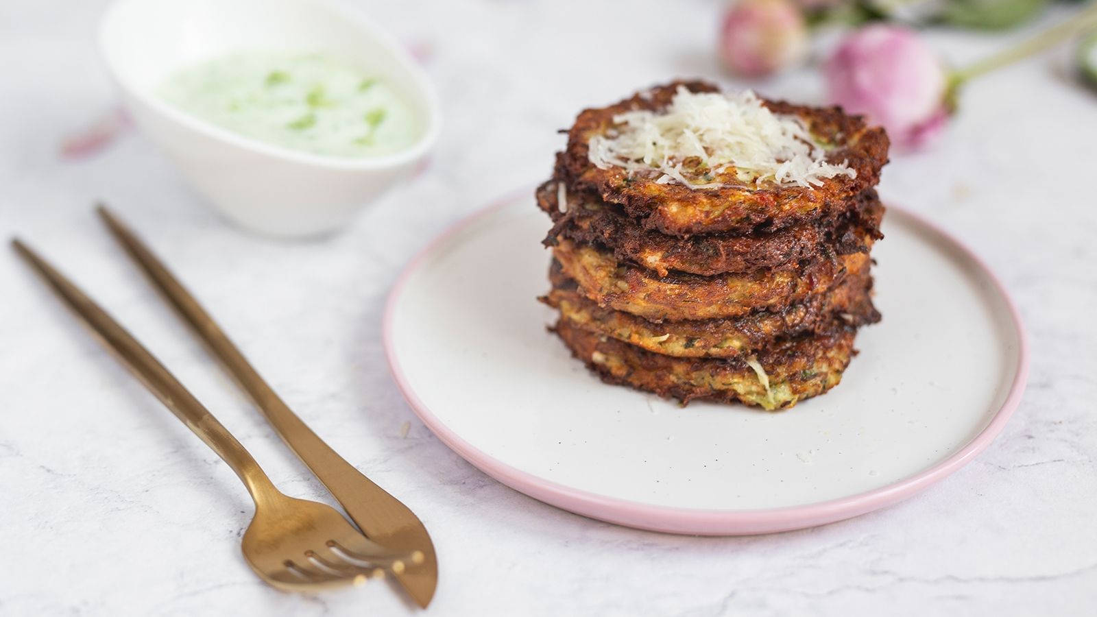 Placki z cukinii z fetą i parmezanem