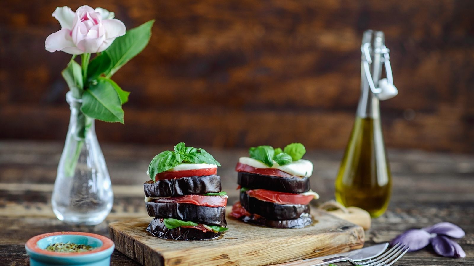 Plastry bakłażana zapiekane z mozzarellą i pomidorami malinowymi