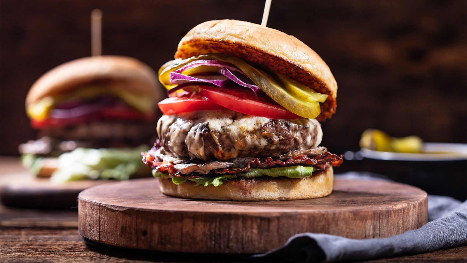 Przepis na burgera z bekonem i sosem pieczarkowo- śmietanowym