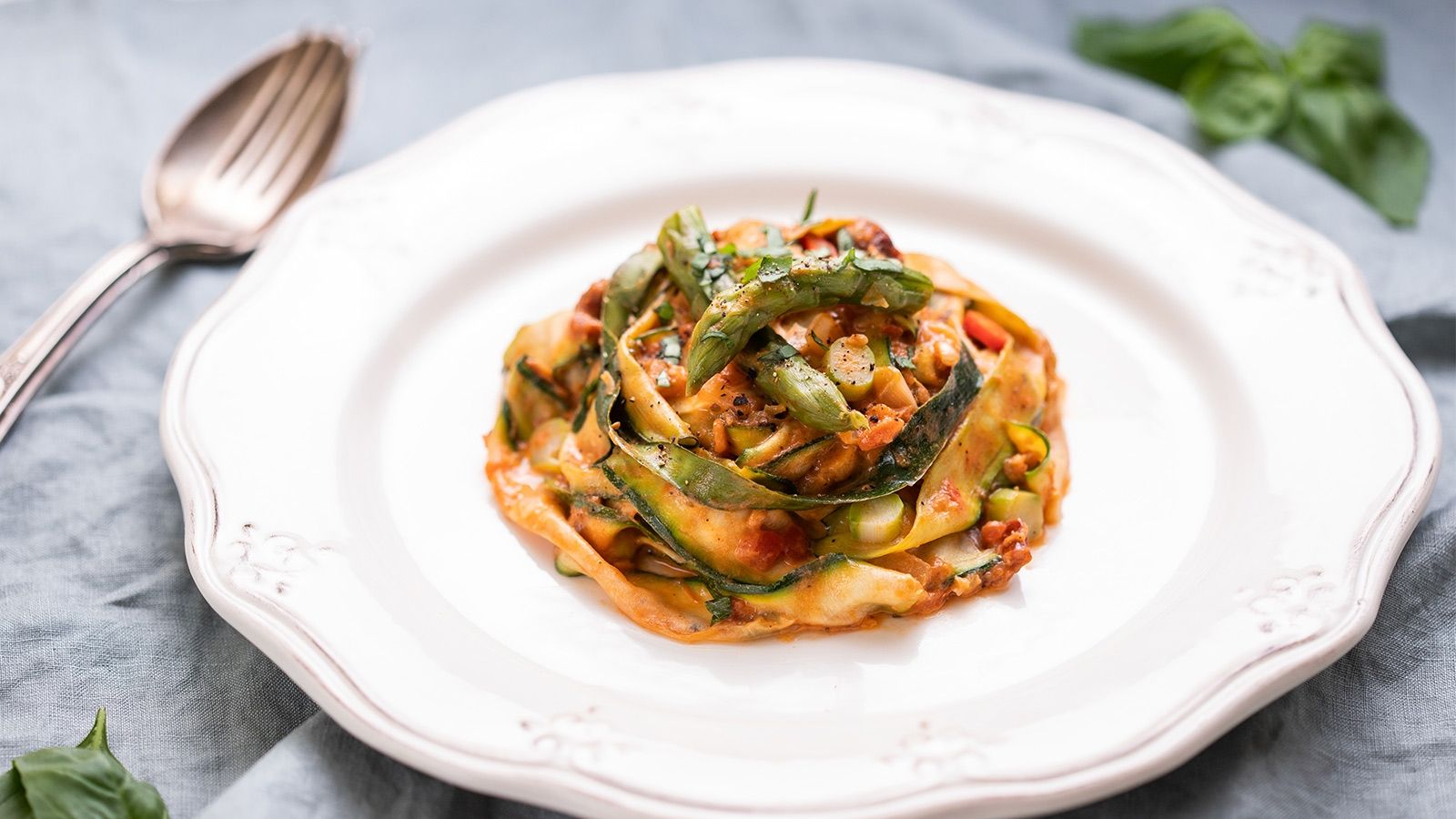 Przepis na makaron z cukinii ze szparagami