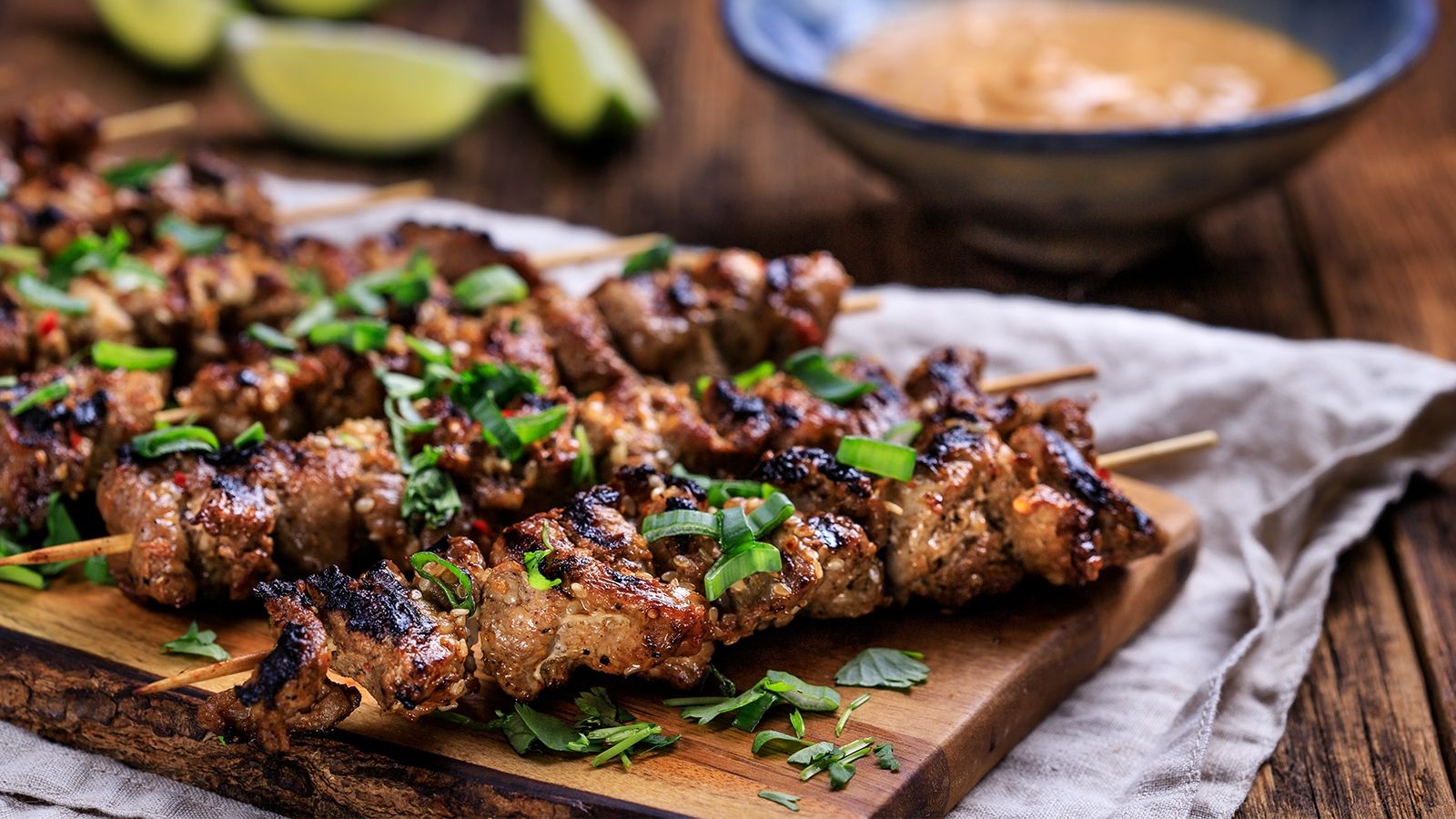 Przepis na orientalne szaszłyki z karkówki wieprzowej, z dipem orzechowym