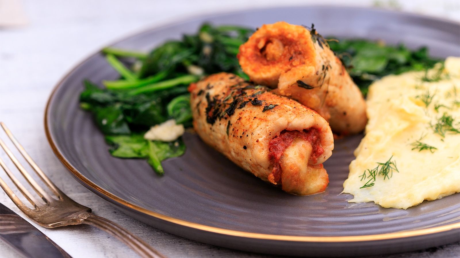 Przepis na roladki schabowe z mozarellą, pesto z suszonych pomidorów i szpinakiem