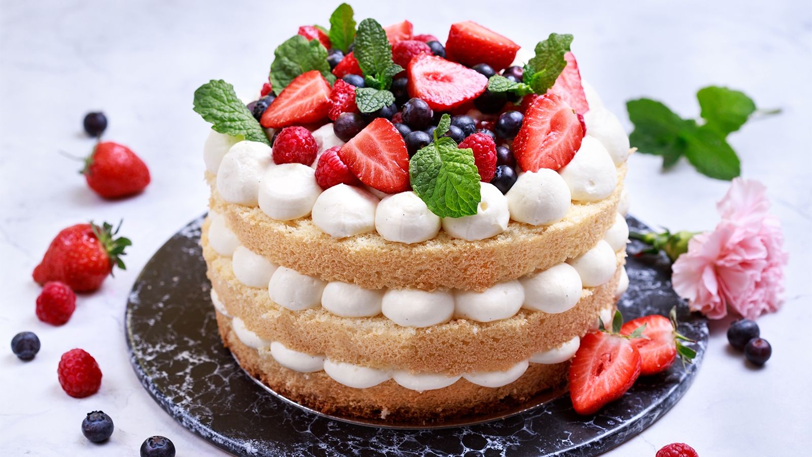 Przepis na tort komunijny z kremem z białej czekolady, konfiturą malinową i świeżymi owocami