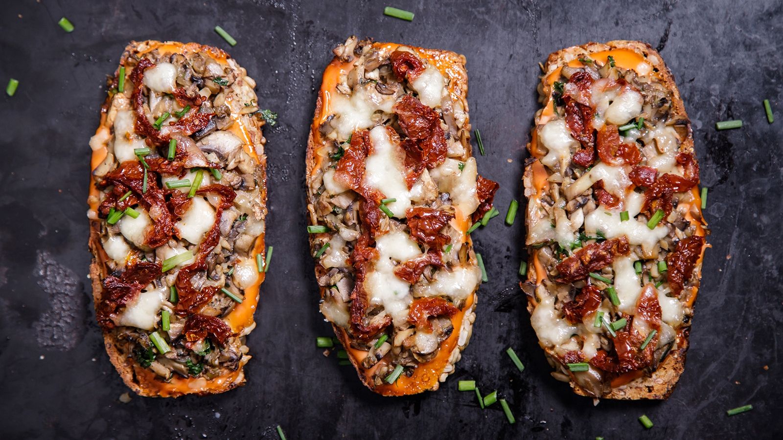 Przepis na zapiekanki z chleba żytniego z pieczarkami