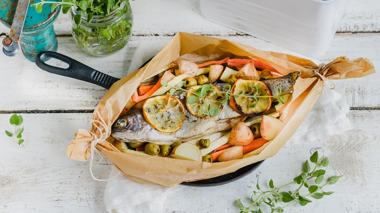 Pstrąg grillowany w papilotach z młodymi ziemniaczkami i szparagami