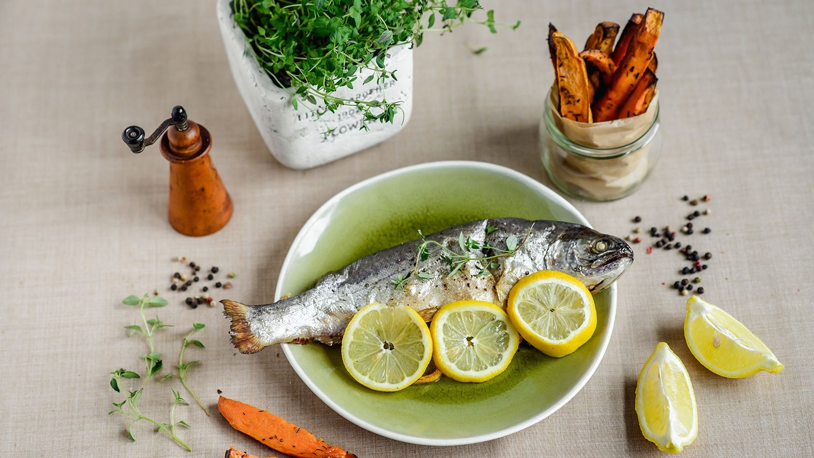 Pstrąg pieczony z kolorowym pieprzem podany z pieczonymi batatami