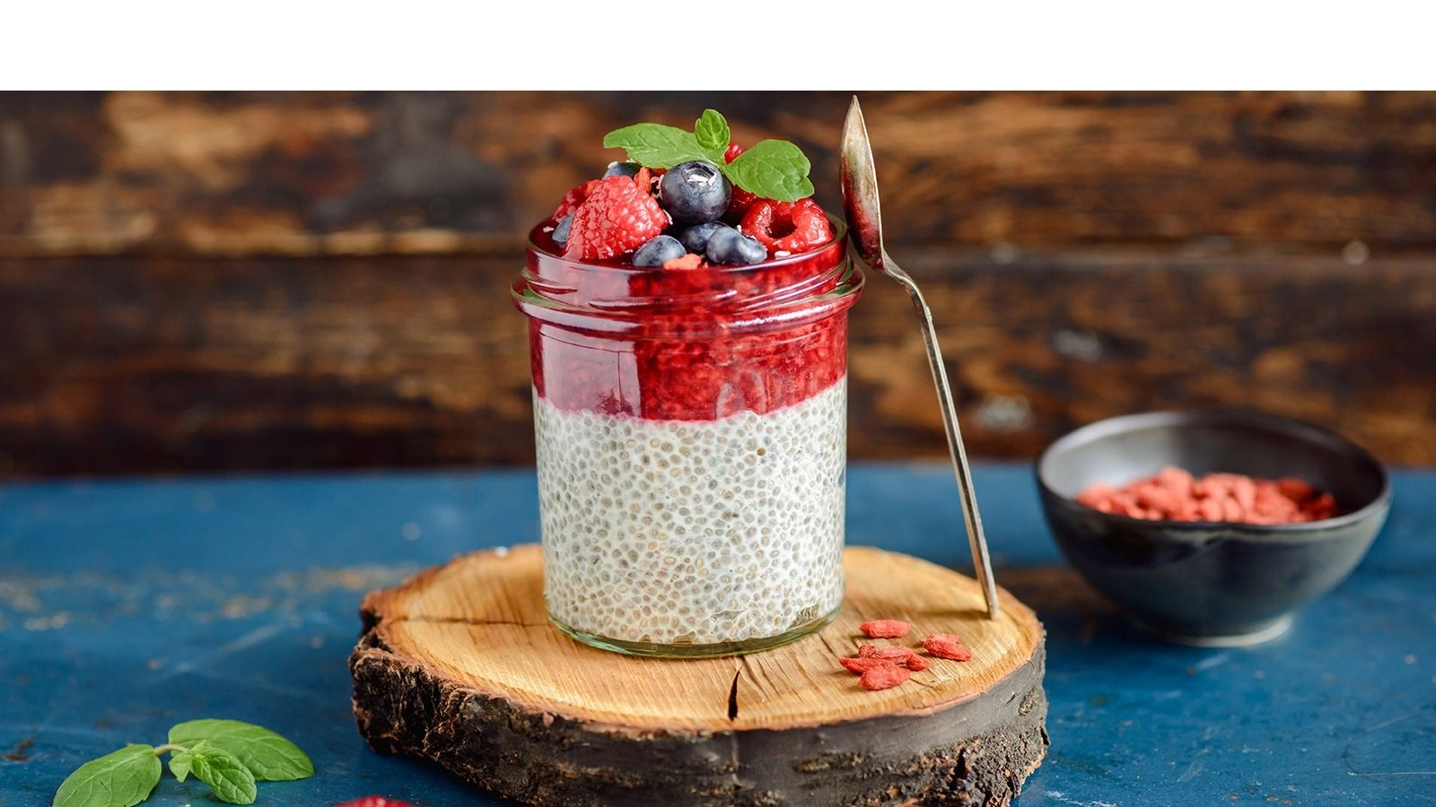 Pudding chia na mleku sojowym z malinami