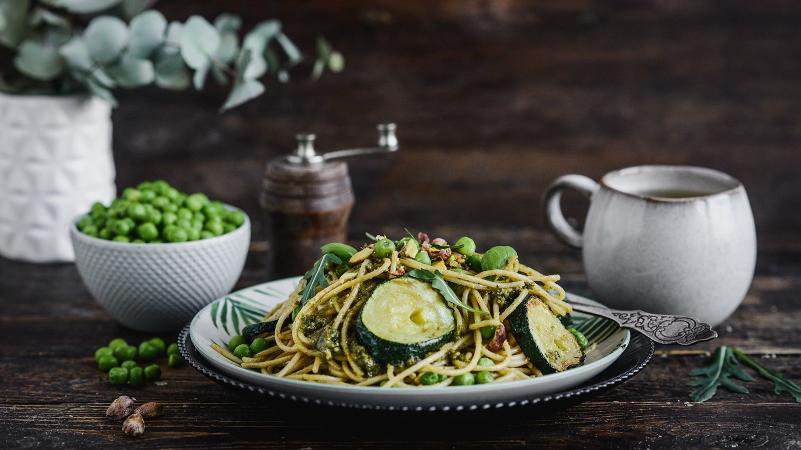 Razowy makaron spaghetti z pesto pistacjowym