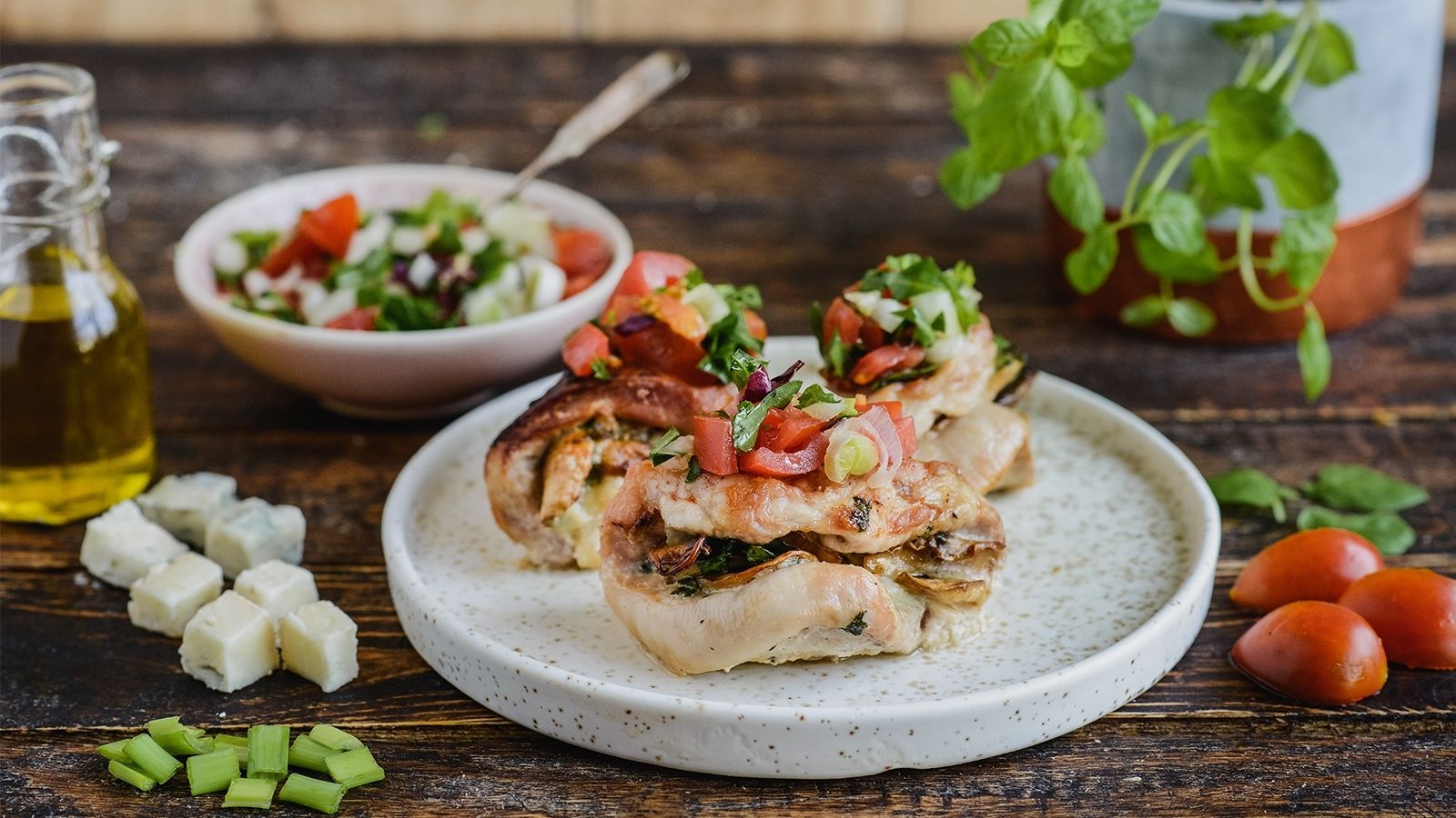 Roladki schabowe z pieczarkami, serem gorgonzola