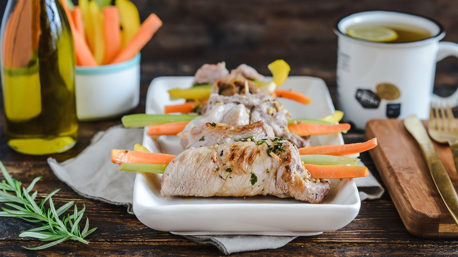 Roladki z karkówki z warzywami w marynacie z rozmarynu i ziarnistej musztardy