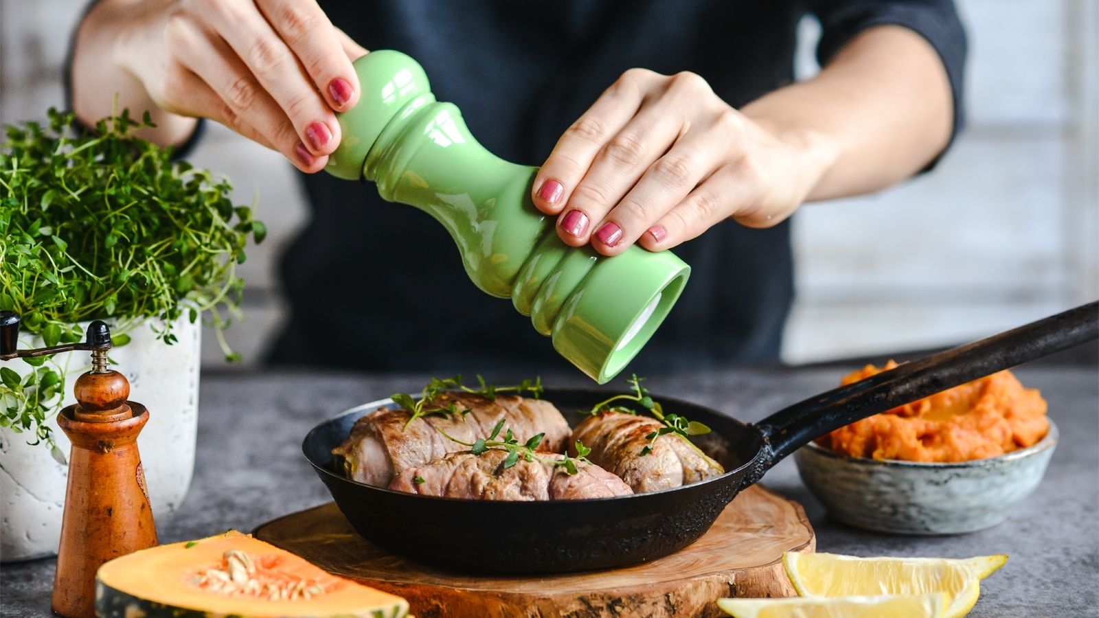 Roladki z łopatki wieprzowej z tymiankiem i purée dyniowym