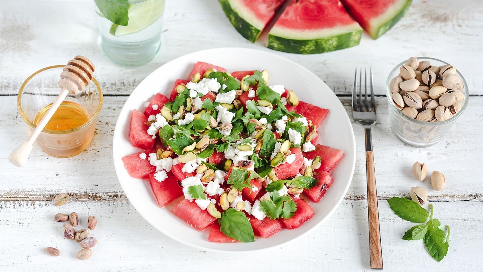 Sałatka z arbuzem, fetą i ziołami
