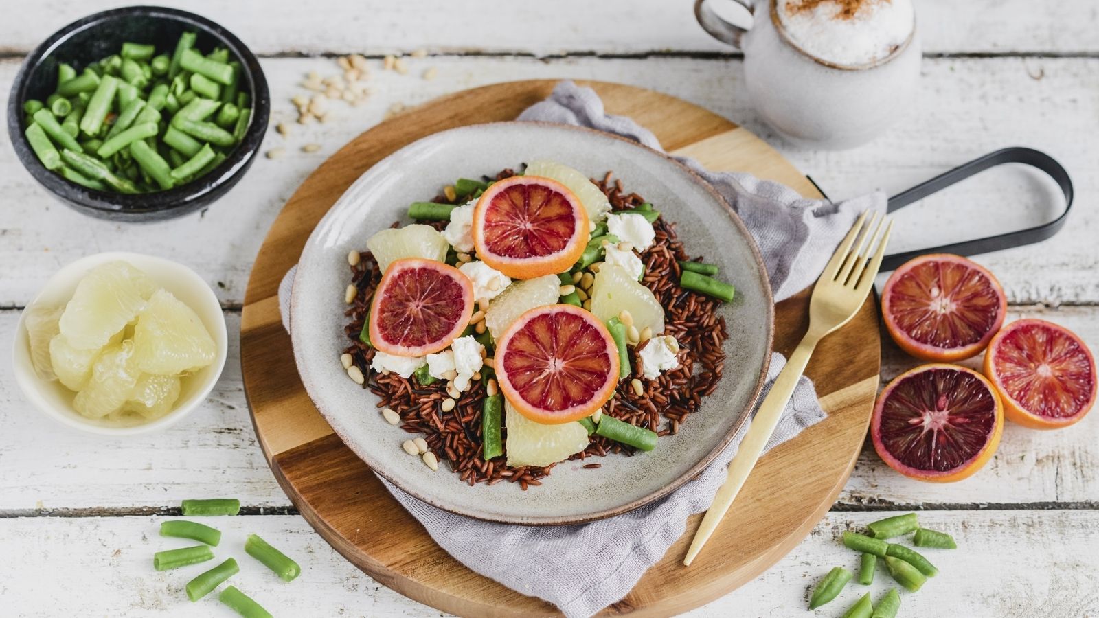 Sałatka z dzikiego ryżu z pomelo, kozim serem, zieloną fasolką i orzeszkami pinii