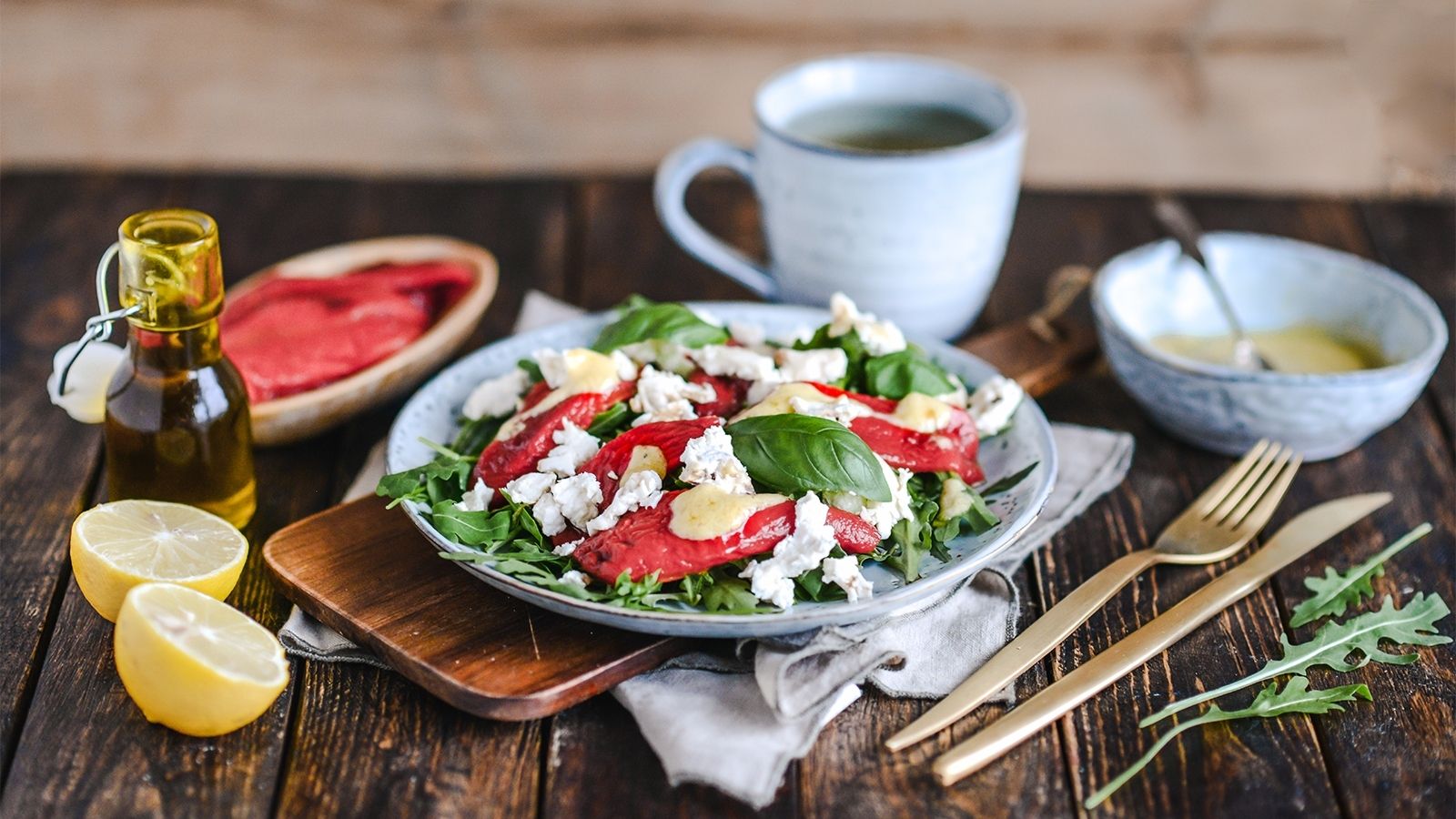 Sałatka z grillowaną papryką, kozim serem, rukolą, octem balsamicznym