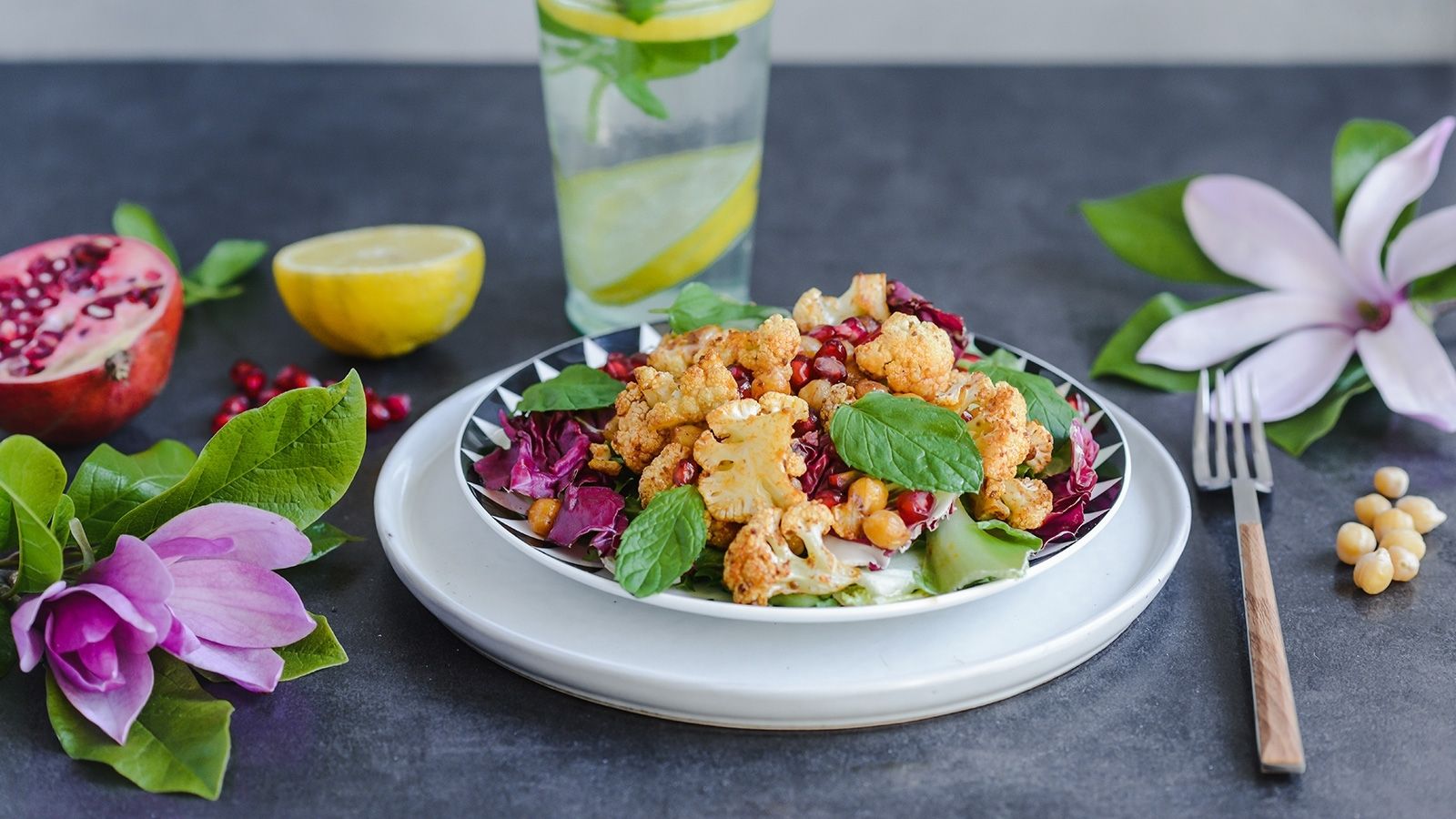 Sałatka z kalafiora i ciecierzycy, podana z sałatą i świeżą miętą