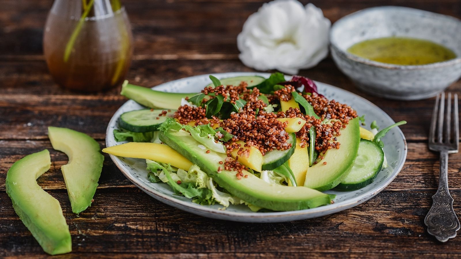 Sałatka z komosą ryżową, ogórkiem i mango