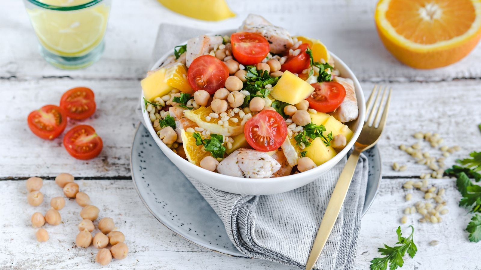 Sałatka z kurczakiem, mango i pomarańczą