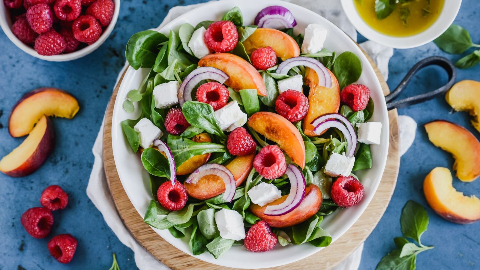 Sałatka z pieczonymi brzoskwiniami