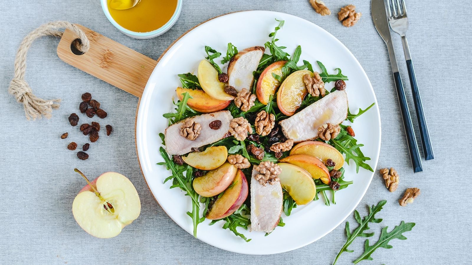 Sałatka ze schabem i karmelizowanym jabłkiem