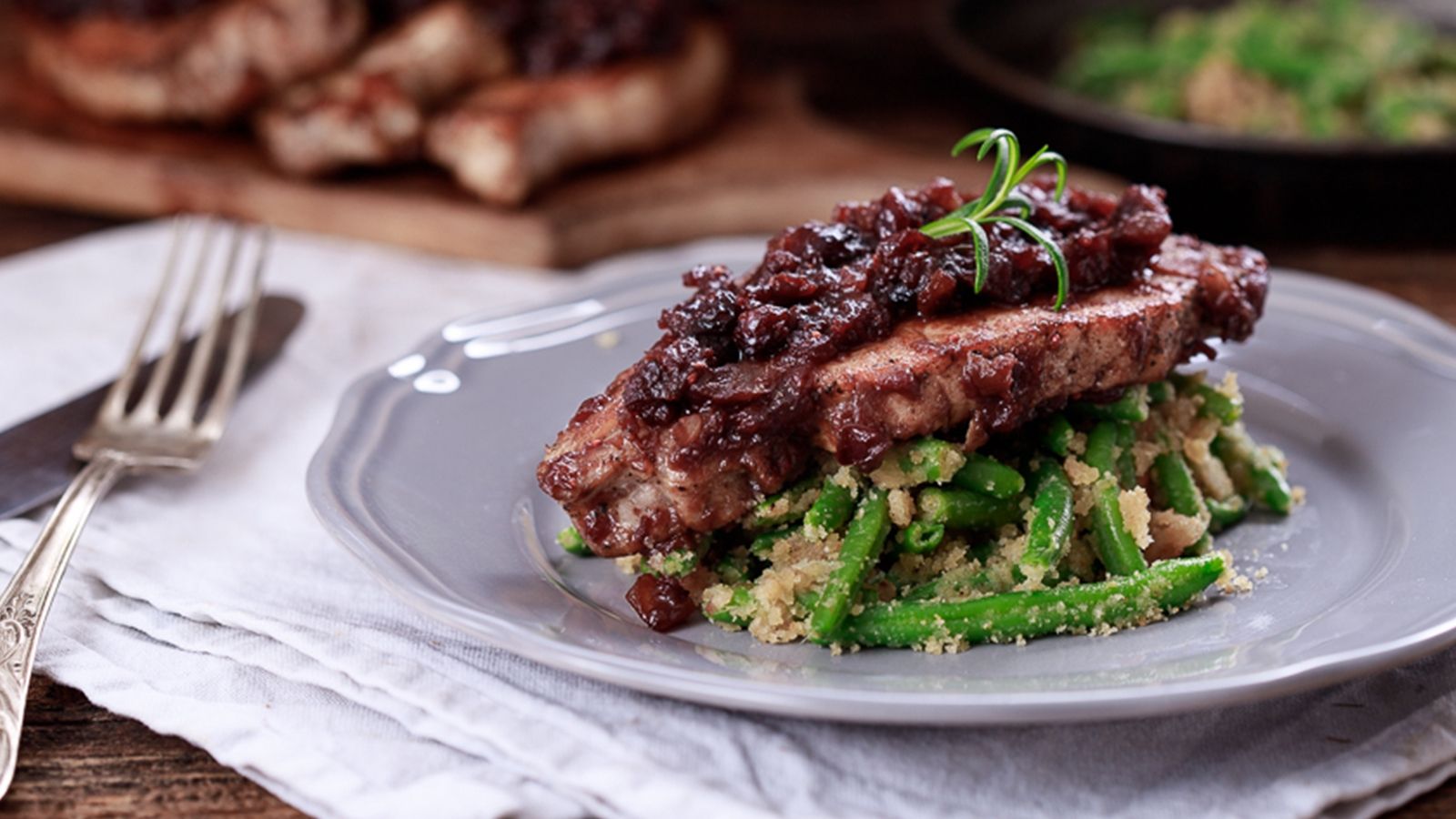 Schab z żurawinowym sosem balsamicznym i fasolką szparagową z zasmażką