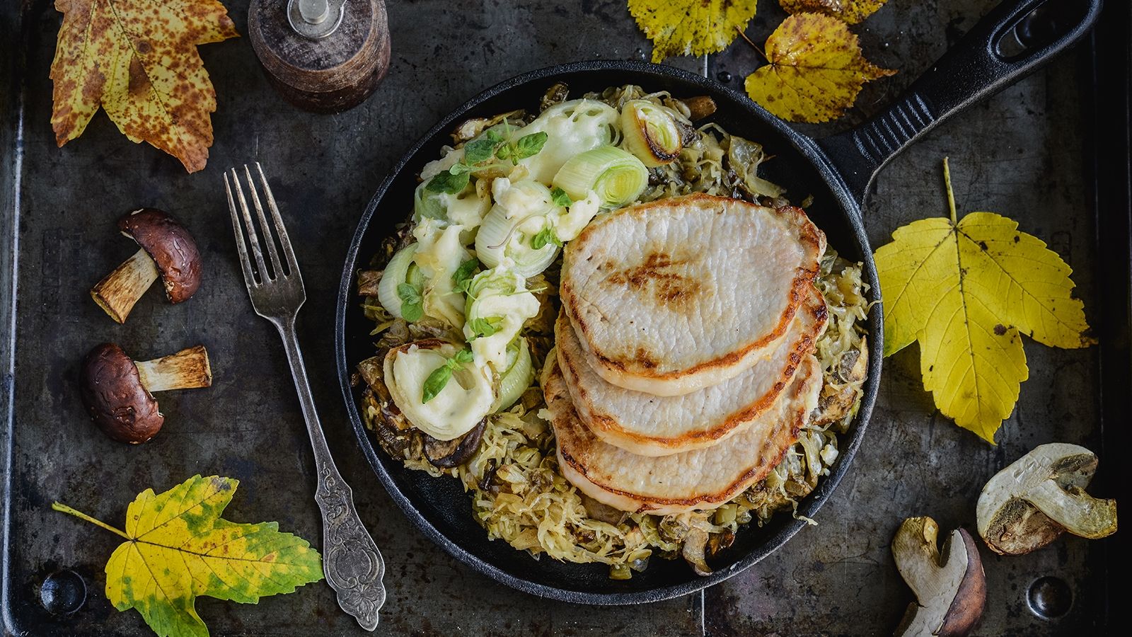 Schab zapiekany z porem, kiszoną kapustą i grzybami