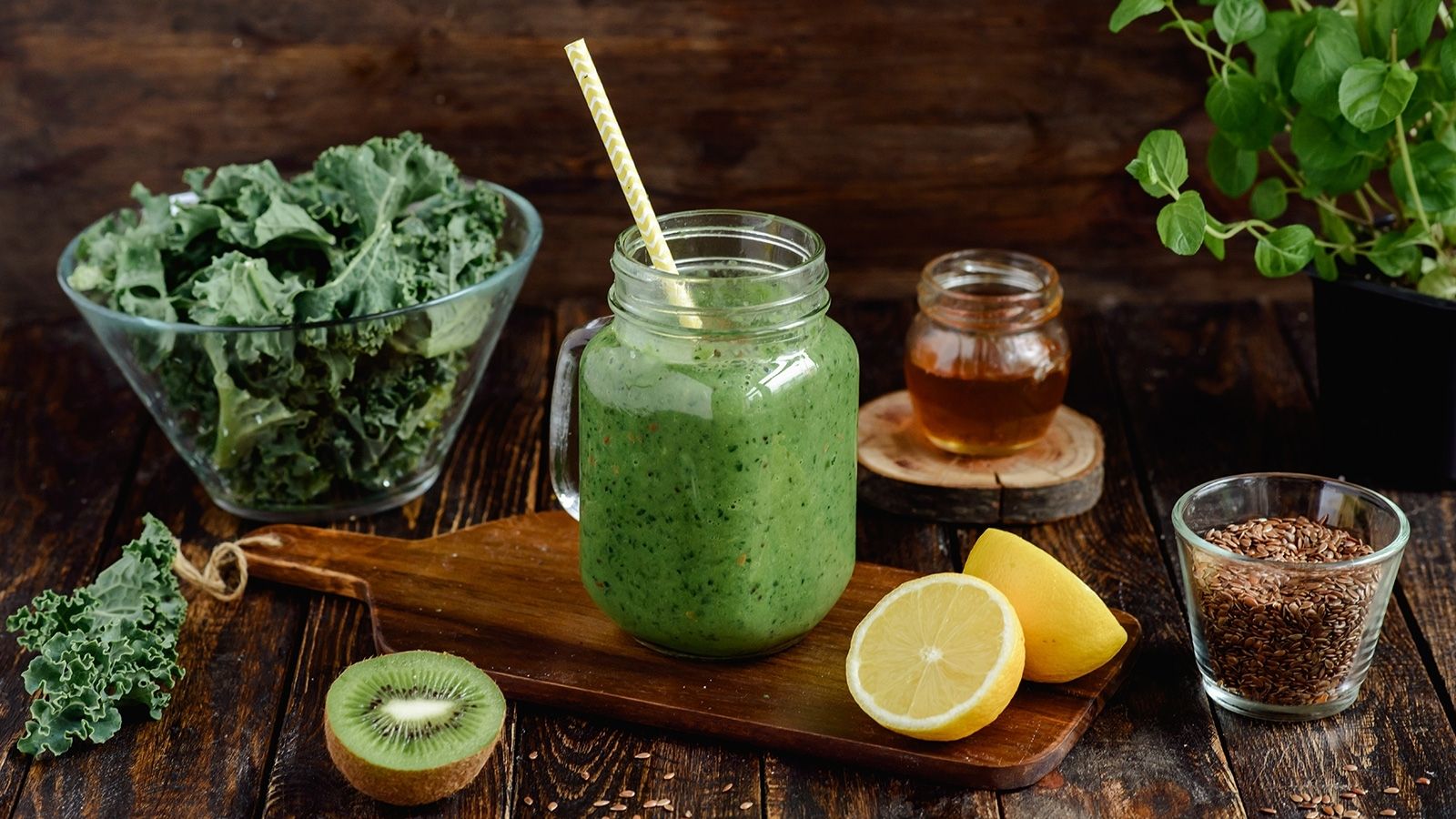 Smoothie z jarmużem, bananem i kiwi na mleku sojowym