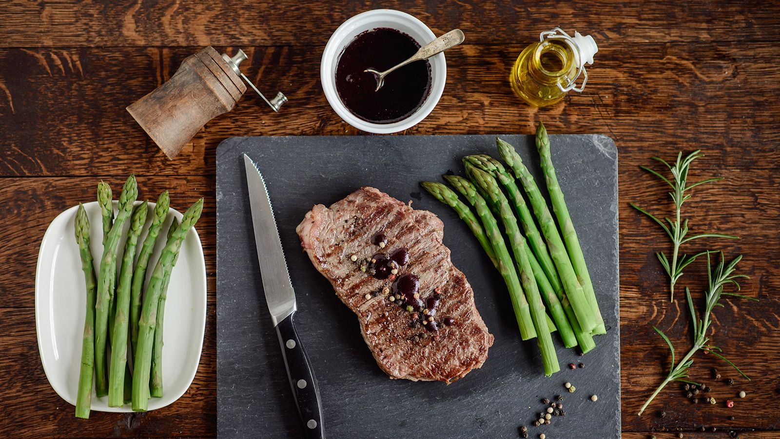 Stek z rostbefu w winnym sosie z rozmarynem i szparagami