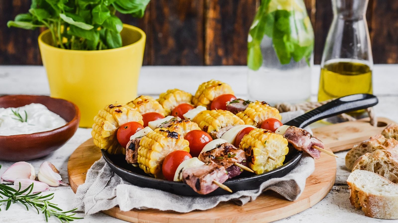 Szaszłyki z kolbą kukurydzy i karkówką