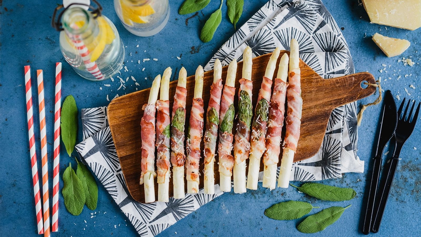 Szparagi grillowane w plastrach boczku