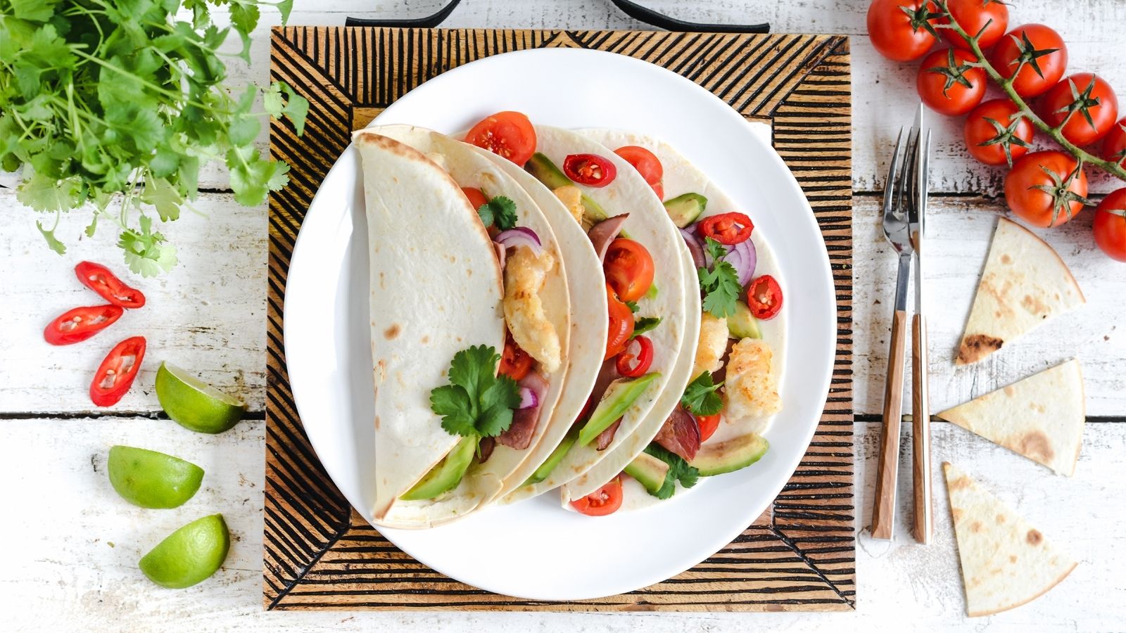 Tacos z kurczakiem, awokado, pomidorkami koktajlowymi, czerwoną cebulą, pieczoną szynką