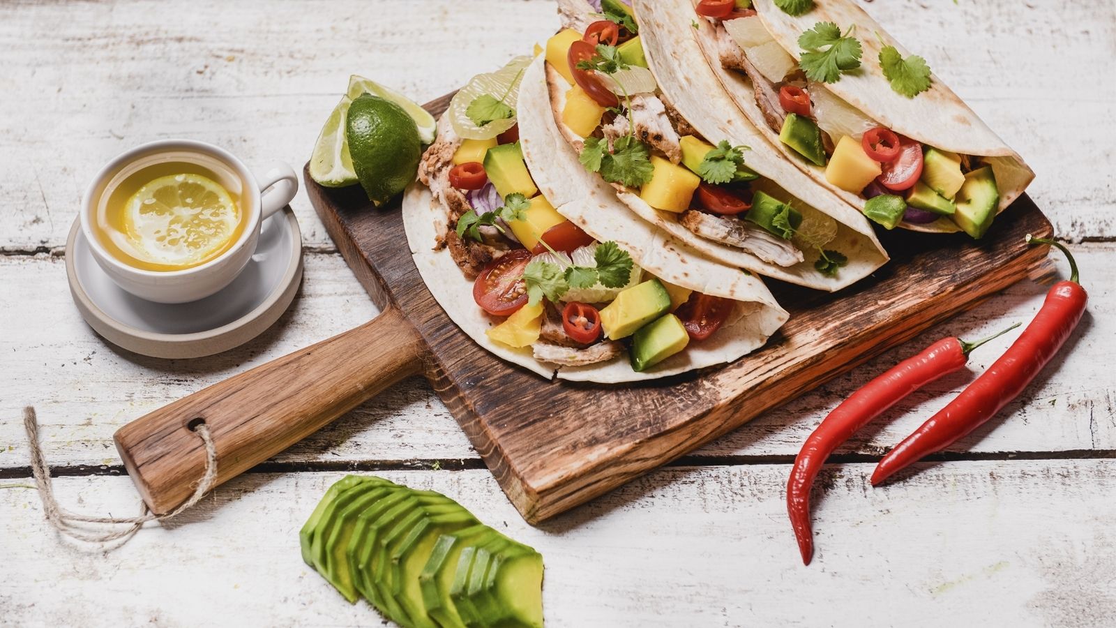 Tacos z pieczonym schabem, mango, pomidorkami, pomelo, cebulą i awokado
