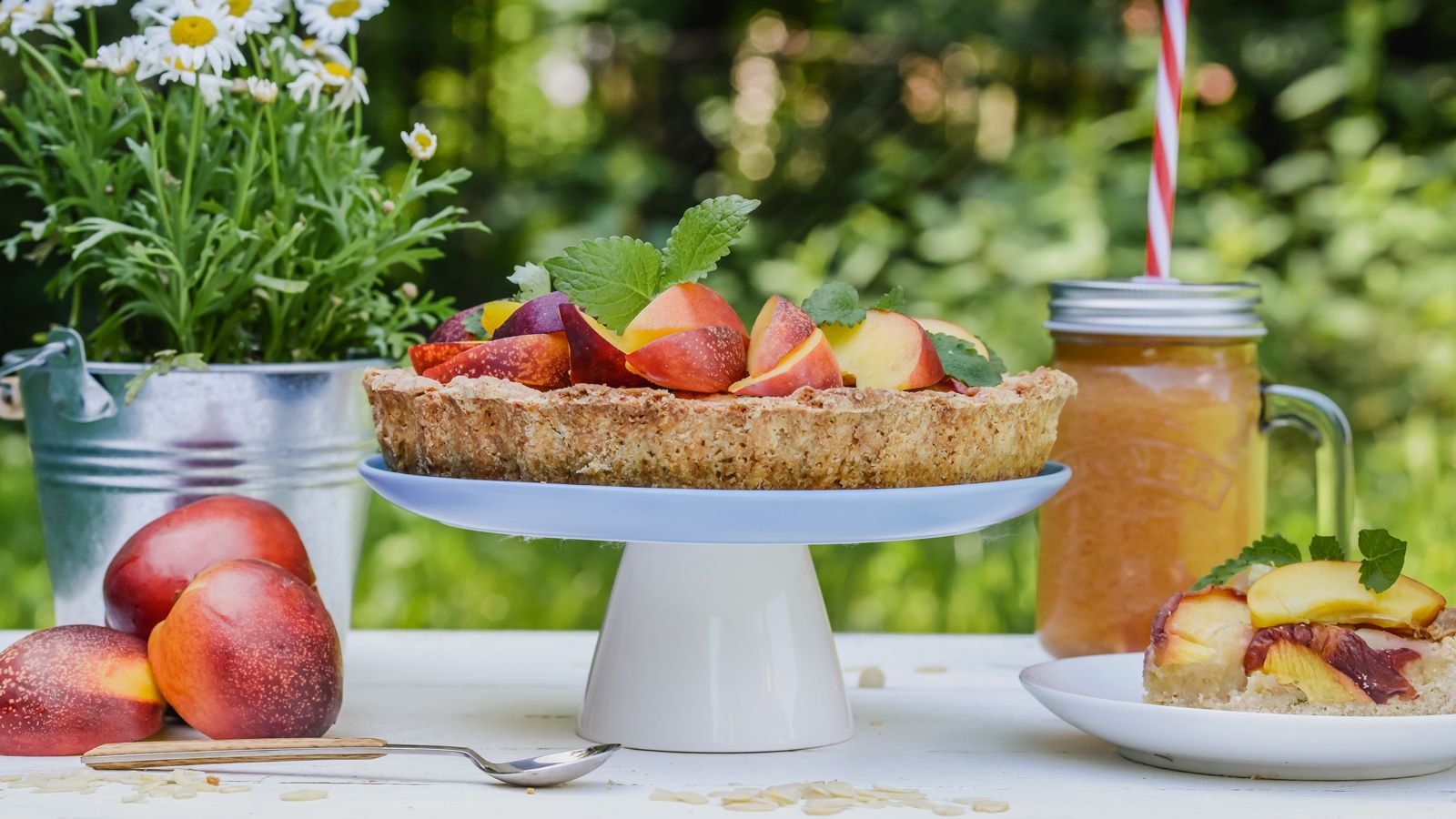 Tarta migdałowa z nektarynkami