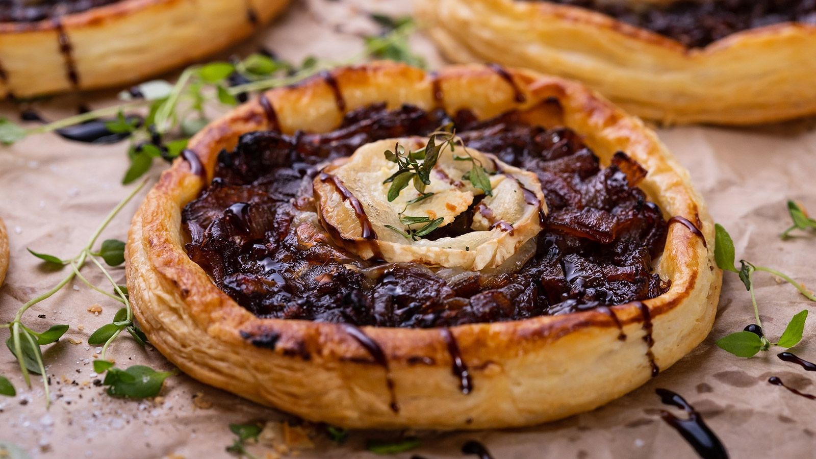 TARTALETKI Z KARMELIZOWANĄ CEBULĄ I KOZIM SEREM