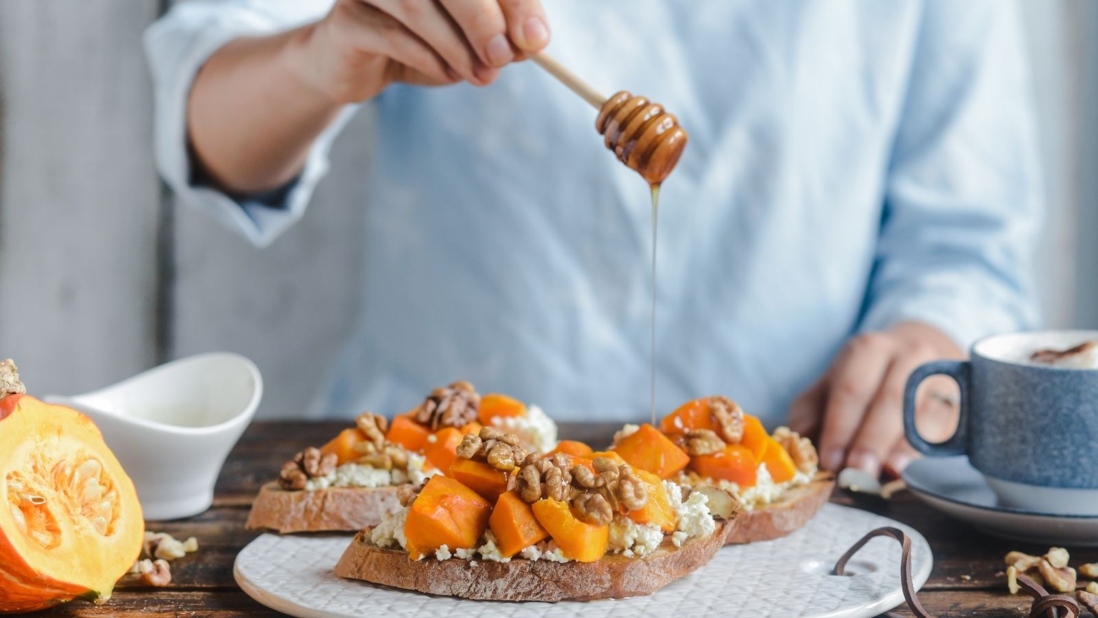 Tosty z karmelizowaną dynią, twarożkiem i orzechami