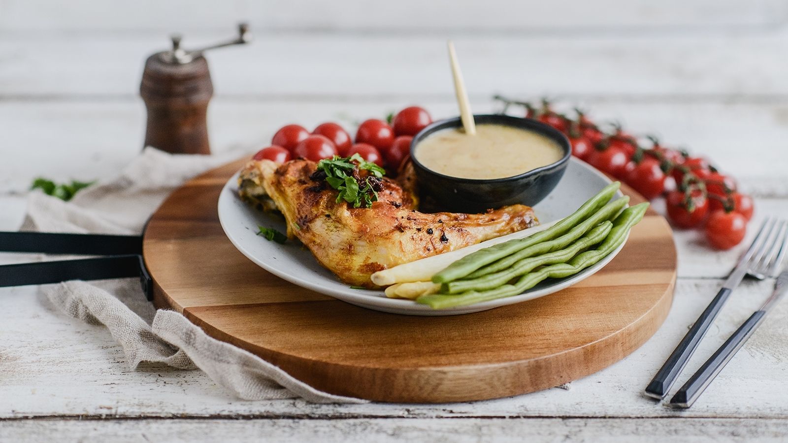 Udka z kurczaka w sosie z suszonych pomidorów podane ze szparagami