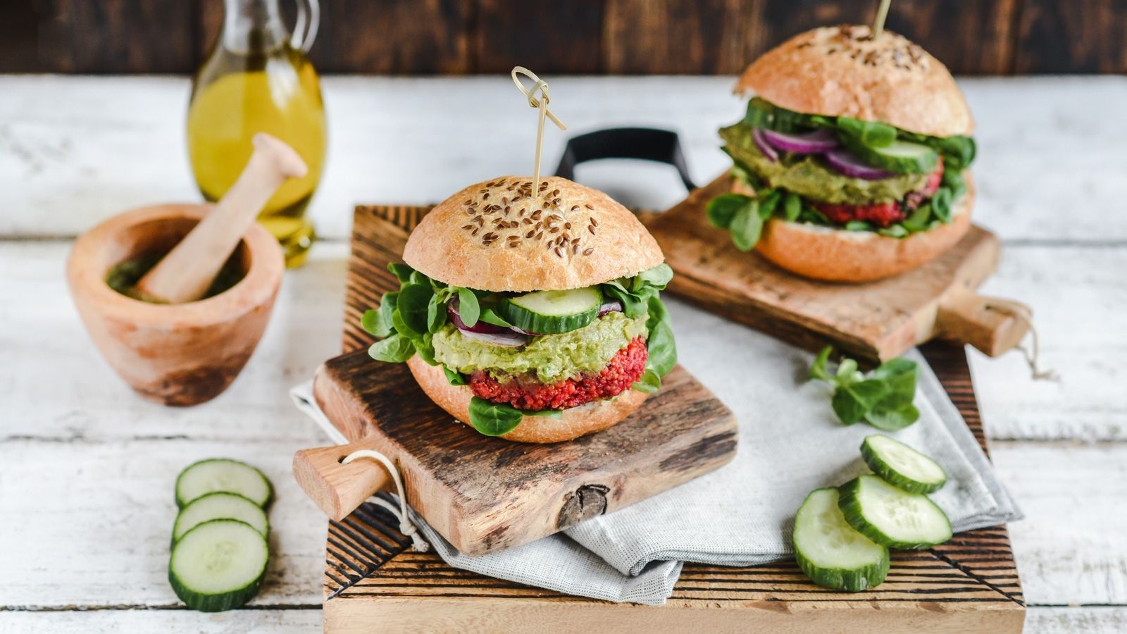 Wegański burger z kaszy jaglanej i buraka podany z dipem awokado