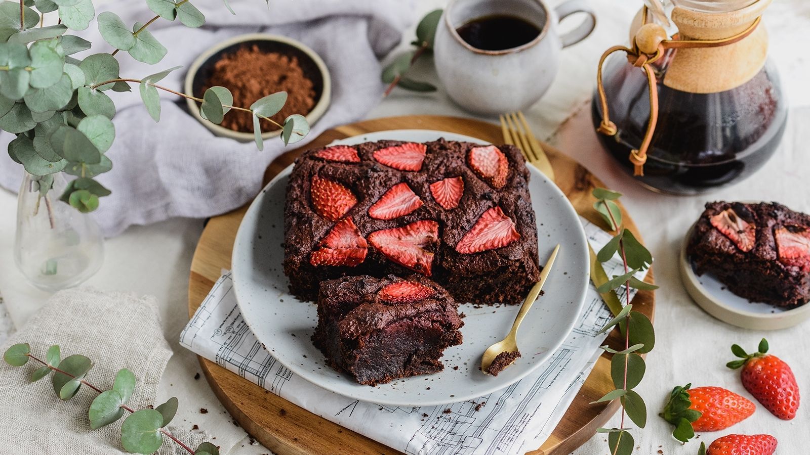 Wegańskie brownie z buraka z truskawkami