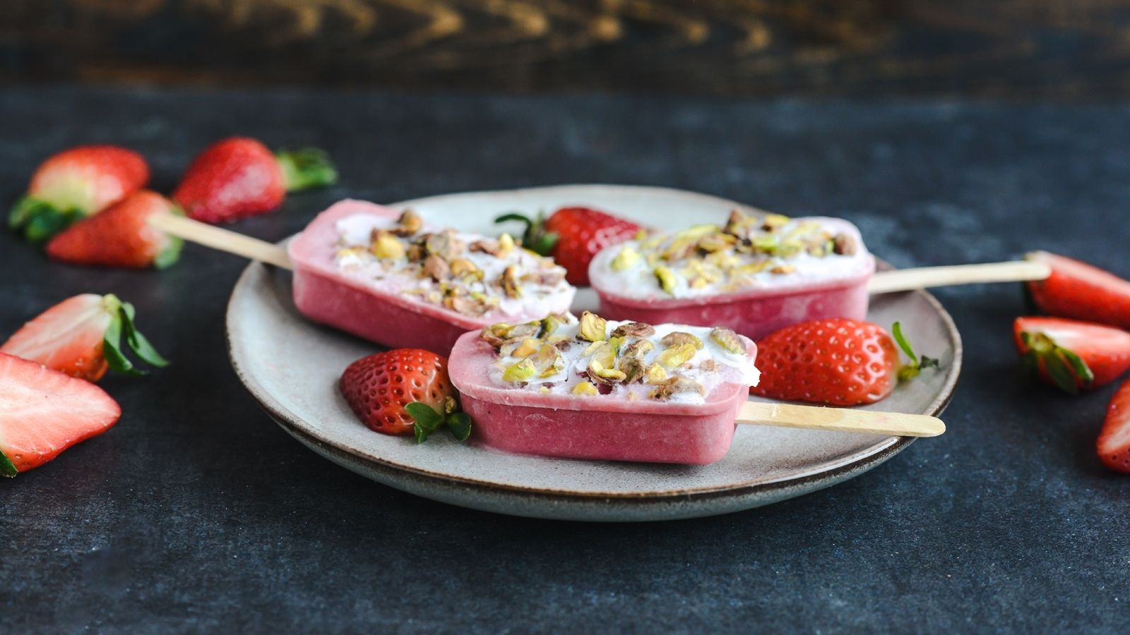 Wegańskie lody truskawkowe z pistacjową posypką